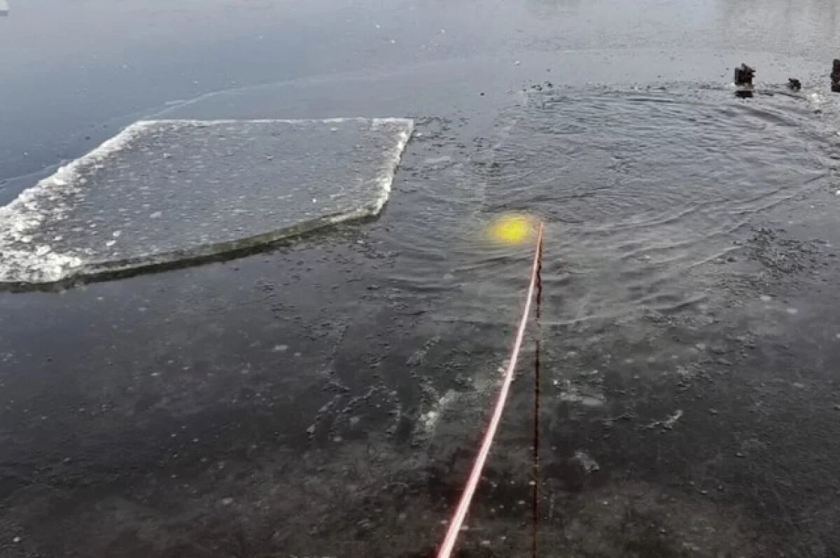    12-летний мальчик провалился под лед на озере Смолино