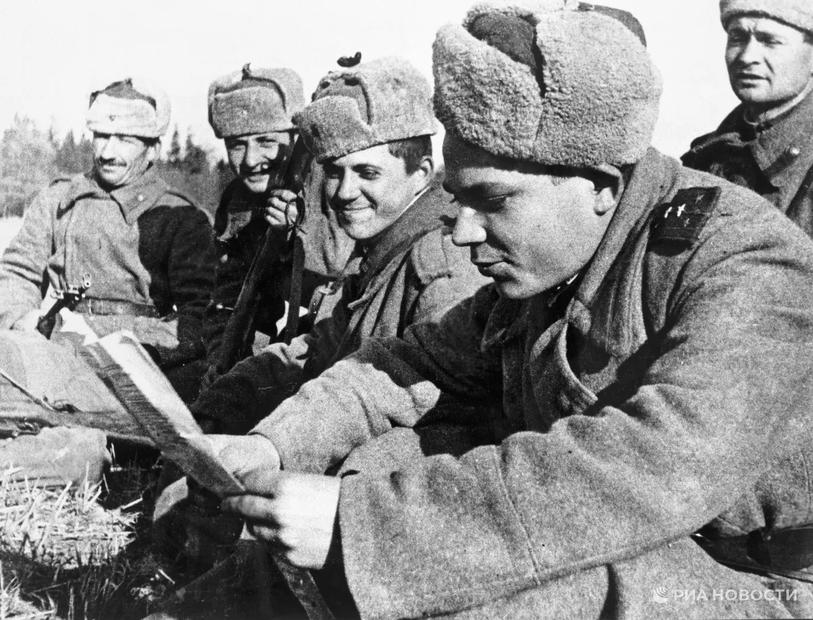 Битва за Харьков. Бойцы читают фронтовую газету в перерыве между боями.