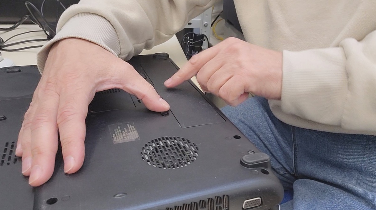 Отсоединяем батарею