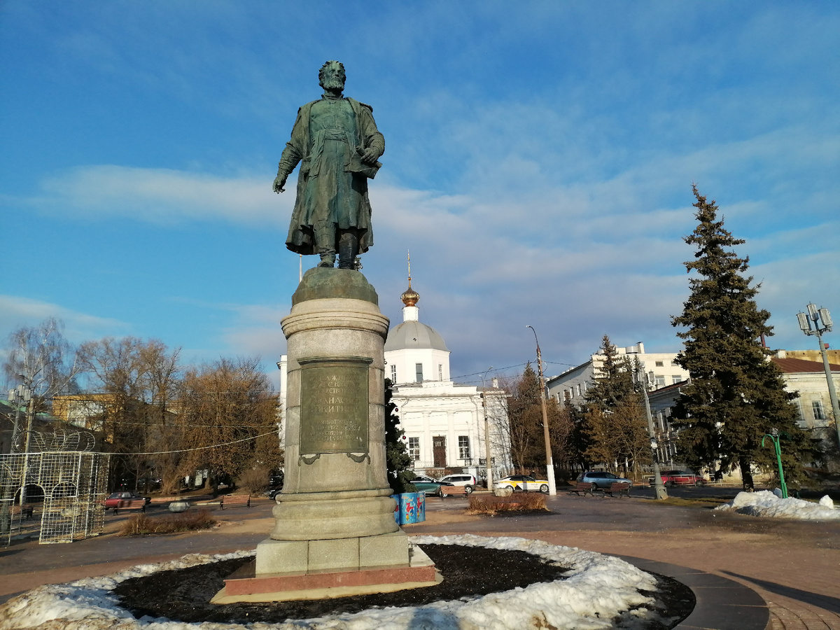 Слова на памятнике: Отважному русскому путешественнику Афанасию Никитину в память о том, что в 1469-1472 годах с дружественной целью посетил Индию