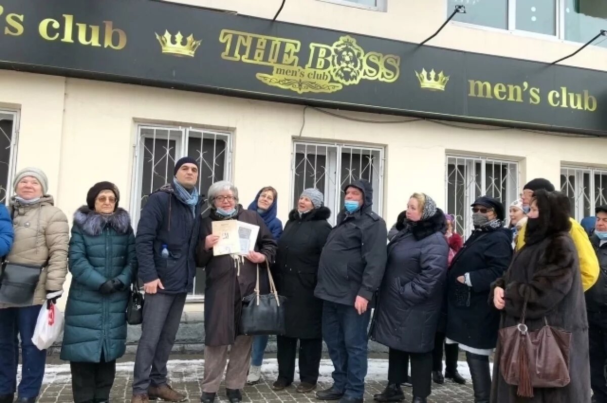    Мужской клуб на улице Театральной с вывеской на иностранном языке давно уже закрылся.