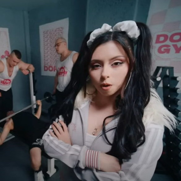     Рецензия на клип Доры «Ёк»: Штангою качайся, в проруби купайся