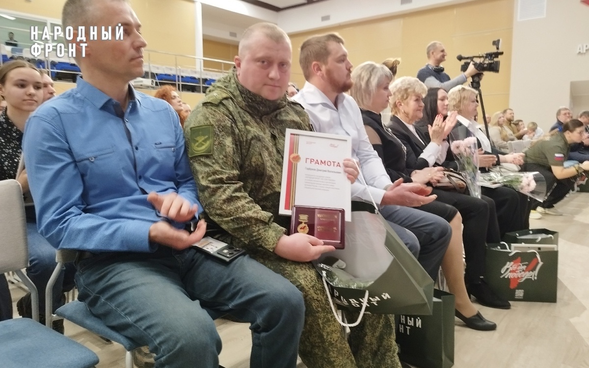  📷    Народный фронт вручил оренбуржцам памятные нагрудные знаки «Все для Победы» Кристина Просвиркина