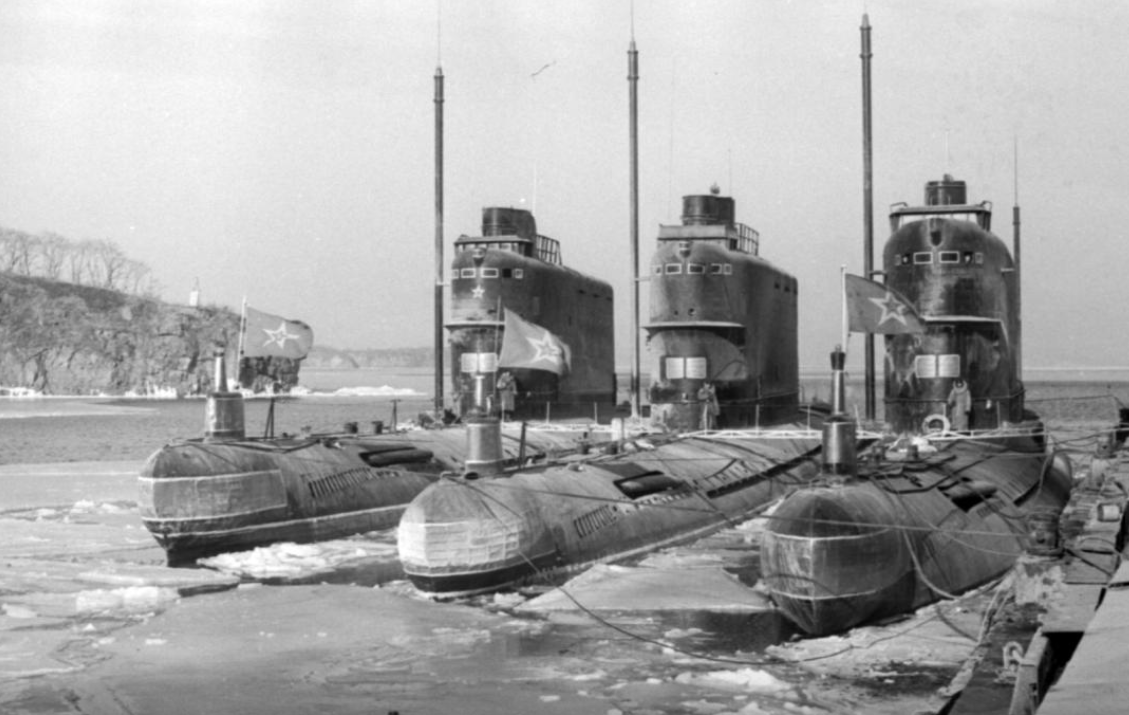 Подводные лодки проекта 629А, бухта Конюшкова, 1982 год