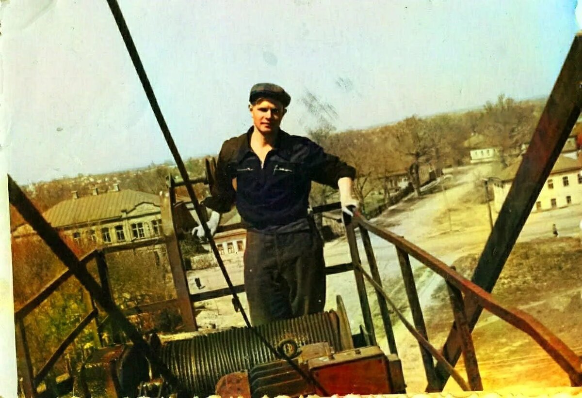 На строительстве школы в Судже. (Фото из альбома Г.С. Дорошковой)