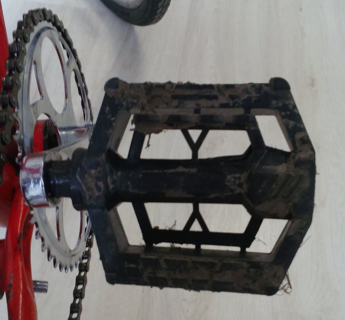 Кажется, педаль слегка искривилась и ей не очень. Да ещё и не затянута вдруг стала почему-то. Источник: фото автора