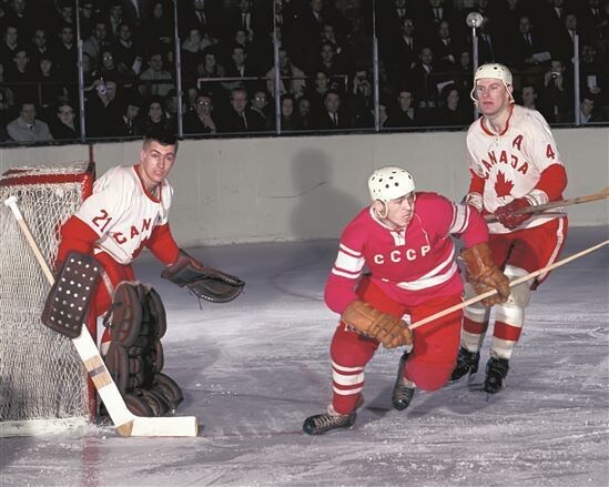 Фото с яндекс.картинки (В.Викулов у ворот канадцев)