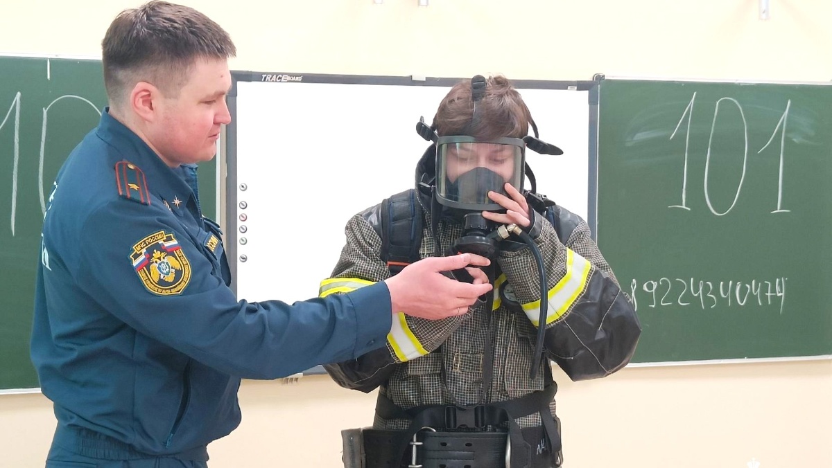    В Югорске ученикам старших классов рассказали об образовательных учреждениях МЧС России