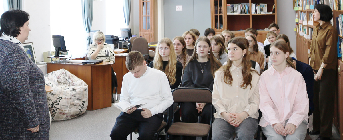 Руководитель НЛО «Ива» Антонина Сатдарова знакомит учащихся с творчеством поэтов-фронтовиков