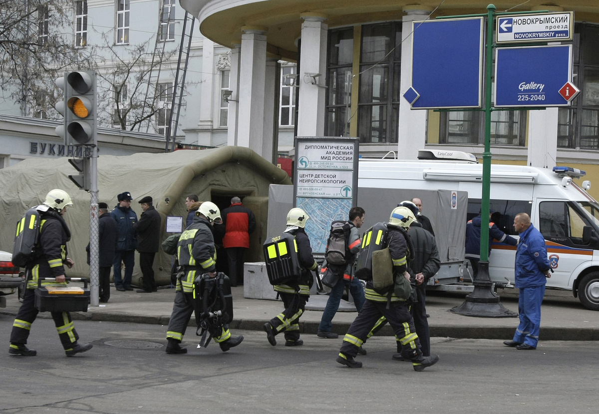    Второй взрыв прогремел в 8 часов 36 минут в третьем вагоне электропоезда на станции «Парк культуры». В этот момент состав стоял на станции с открытыми дверями, высаживая пассажиров. К моменту взрыва большая часть людей успела покинуть поезд / AP