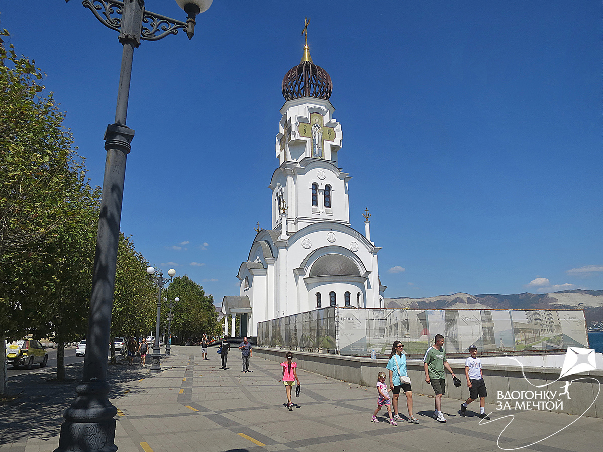 Храм Петра и Февронии / листаем фото