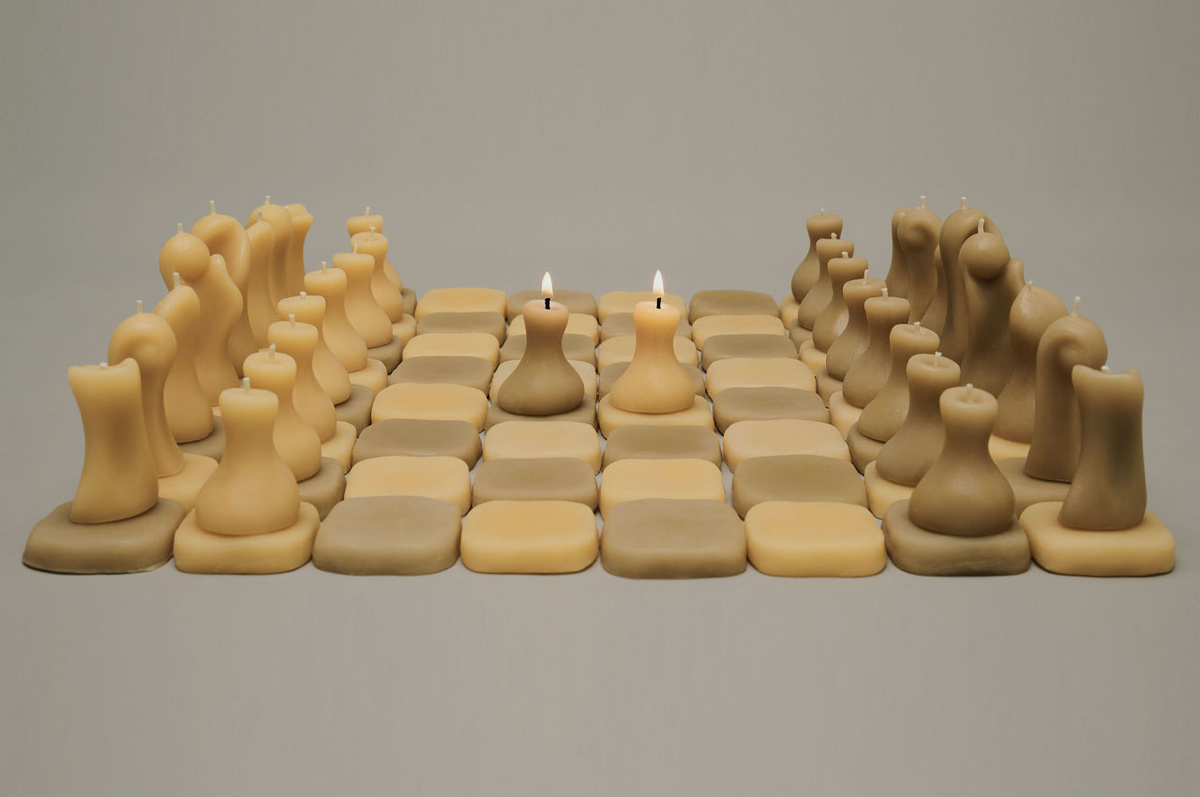 Источник: https://www.yankodesign.com/2024/01/22/this-beeswax-chess-set-literally-burns-down-without-a-trace-of-its-existence-in-time/