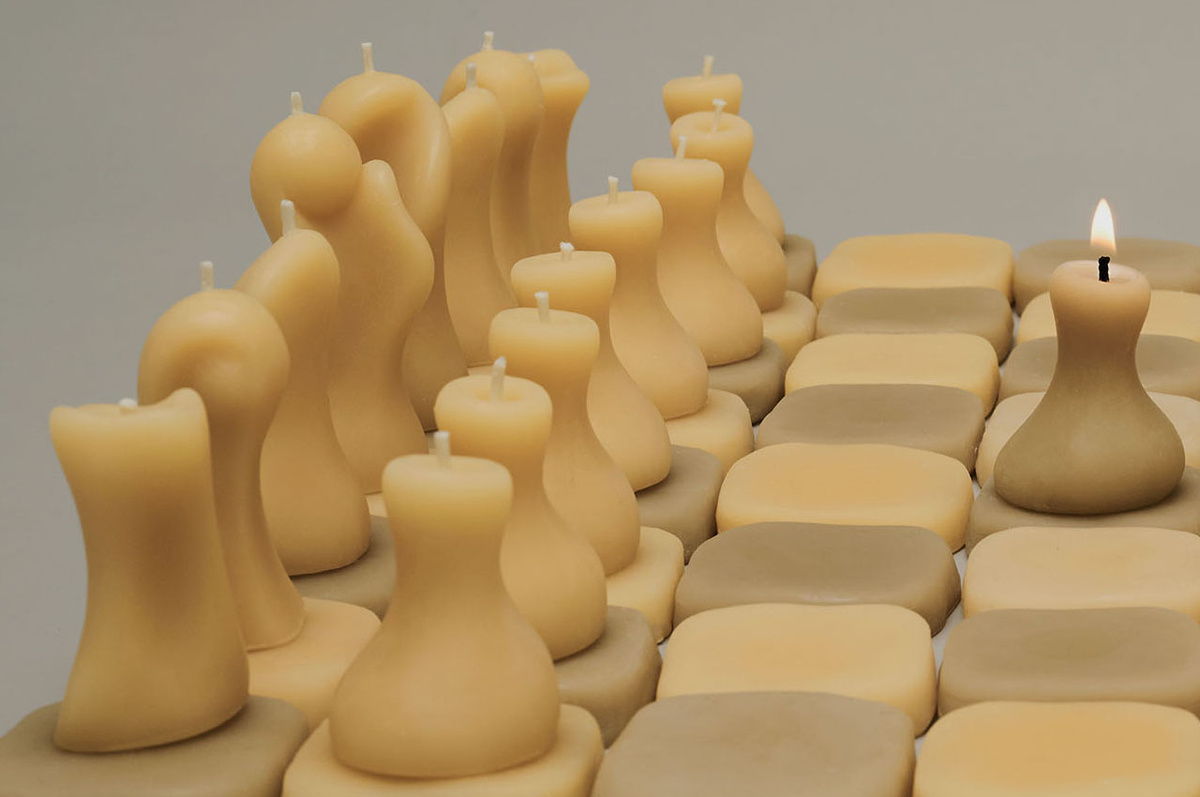 Источник: https://www.yankodesign.com/2024/01/22/this-beeswax-chess-set-literally-burns-down-without-a-trace-of-its-existence-in-time/