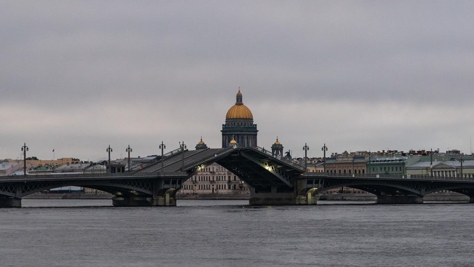    Сводятся части Благовещенского моста через Неву. Автор фото: Михаил Тихонов