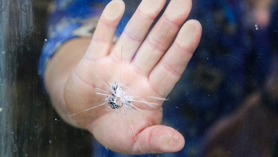    Пулевое отверстие в оконном стекле, архивное фото для иллюстрации Автор фото: Валентин Спринчак / ТАСС