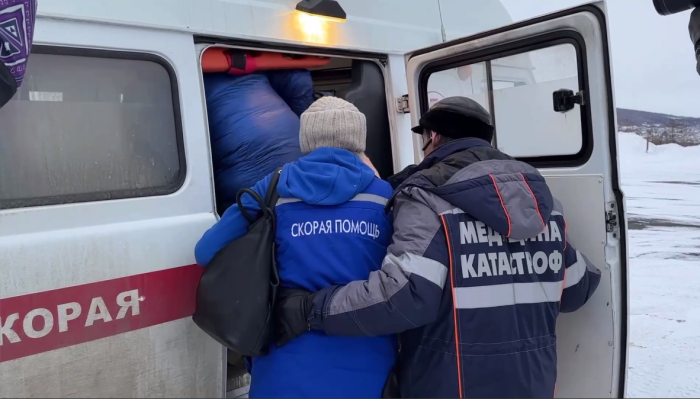 Медики помогают забраться в автомобиль пострадавшим туристам / Фото: телеграм-канал Сергея Носова