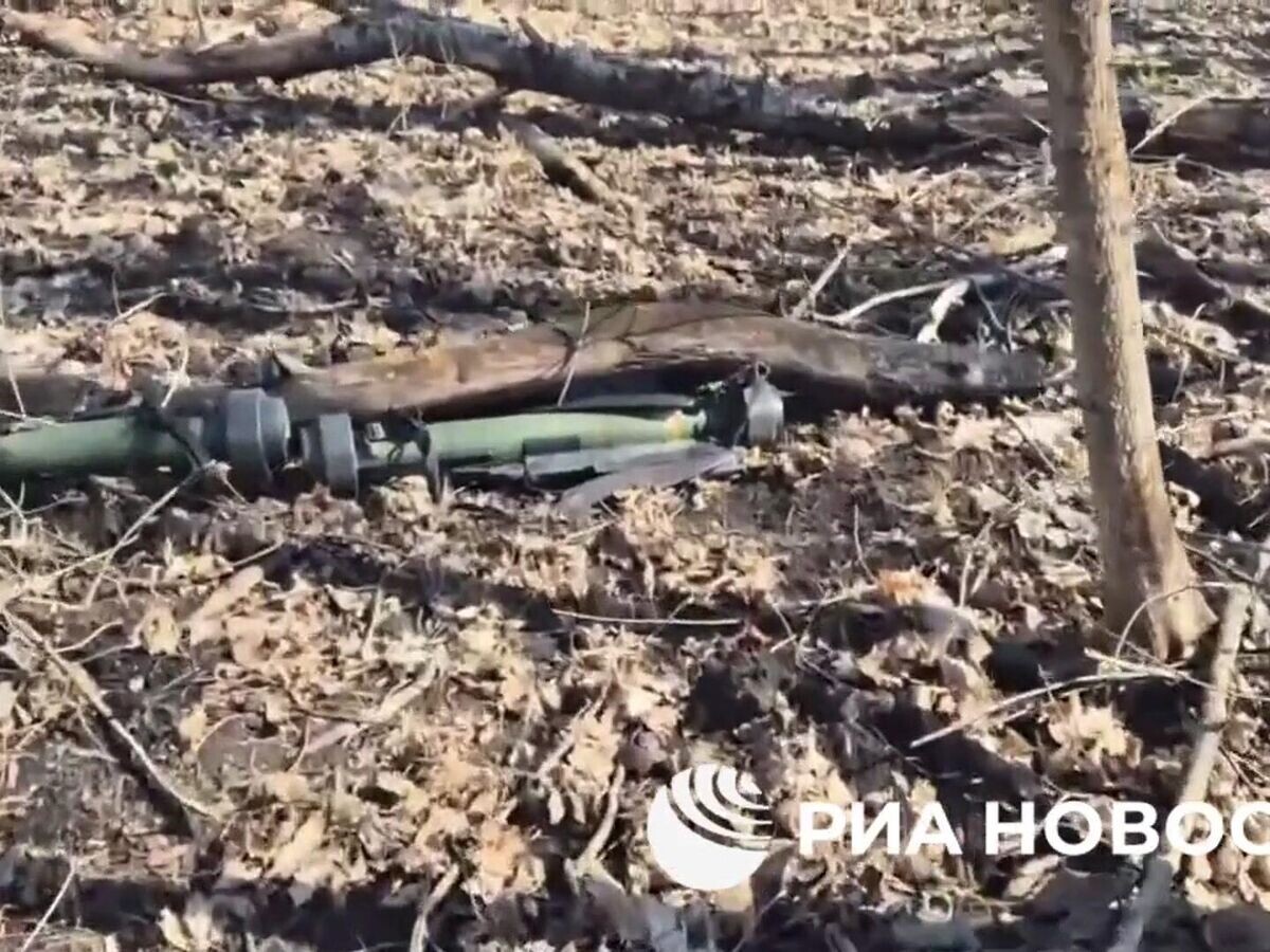    Арсенал боеспособных шведско-британских противотанковых гранатометов NLAW, захваченный в Курской области© РИА Новости