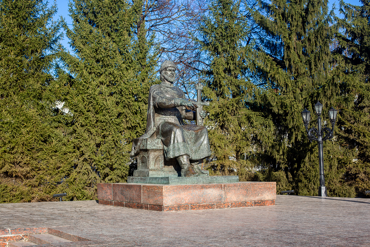 Памятник князю Юрию Долгорукому, по легенде основавшему Кострому в 1152 году. Кострома. Фото автора статьи 