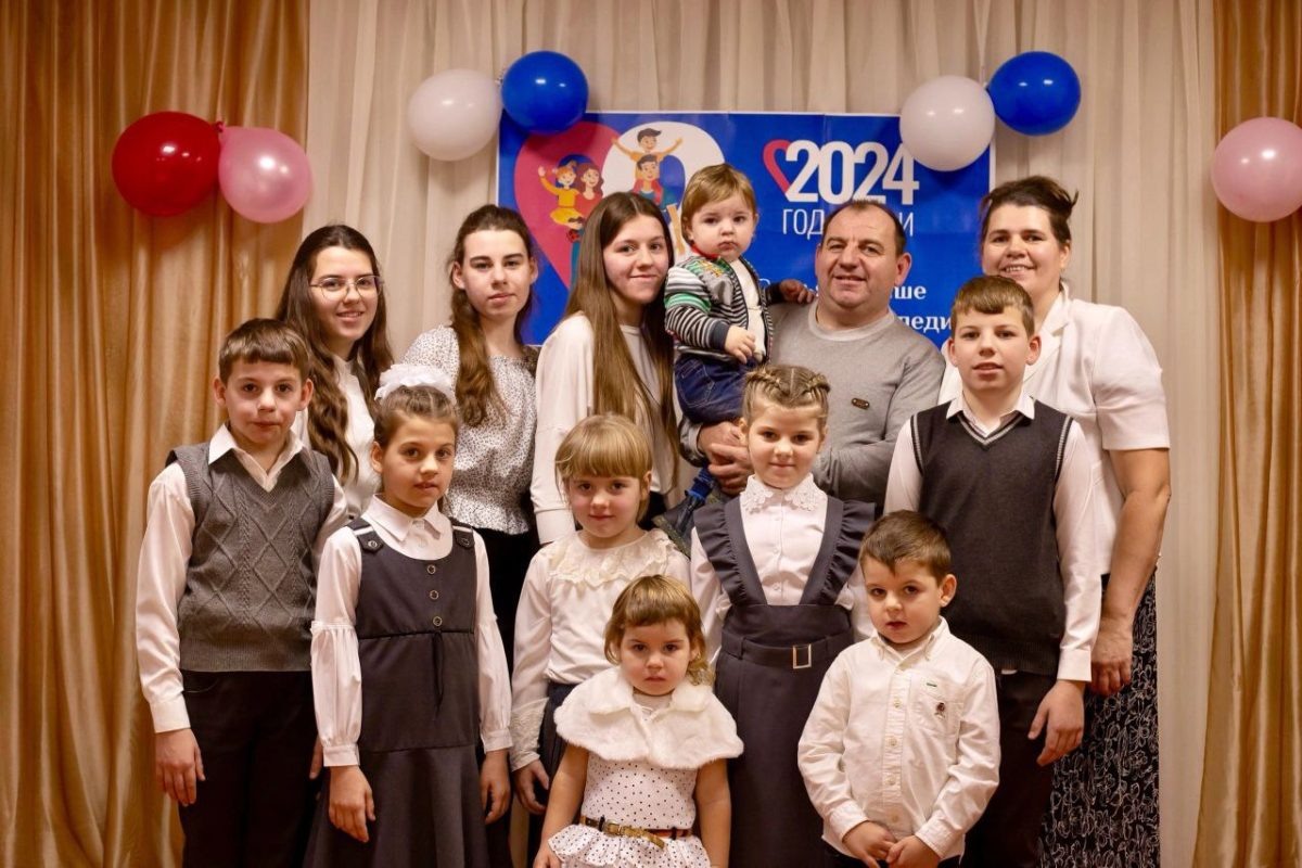    Матери 12 детей из Лукояновского округа Наталии Склянчук присвоено высшее звание Российской Федерации – «Мать-героиня»