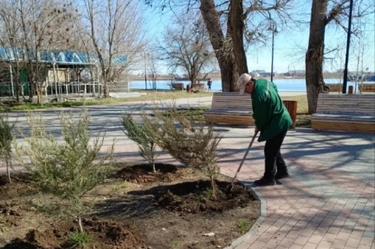    Астраханские коммунальщики обновляют памятники и приводят город в порядок