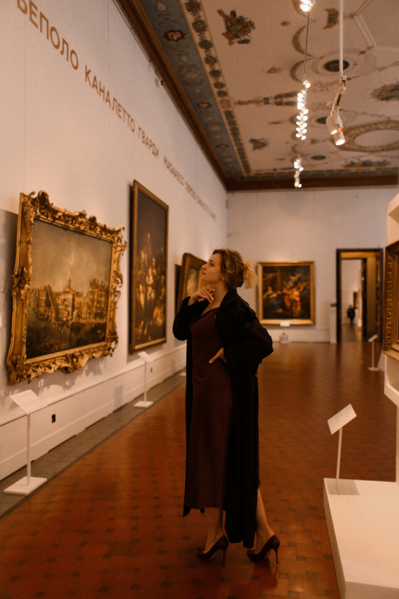 Я использую музейную арт-терапию в случаях, если человек потерял смыслы жизни и страдает от этого, если проживает кризис (а это тоже про смыслы, про переосмысление ценностей, целей, приоритетов). Ко мне обращаются за помощью в личной жизни, когда партнёры, супруги не могут договориться и увидеть друг друга настоящих через стены своих фантазий, обид и болей.
Музейная арт-терапия хорошо помогает, когда человек не знает, какой он на самом деле, когда ему всегда нужно подтверждение от других, что он хороший, что он умничка, что он молодец, что он занимает свою должность по праву, а не самозванец.
Я помогаю людям с помощью музейной арт-терапии увидеть свою внутреннюю силу, свой внутренний потенциал. Помогаю выработать привычку бережного, эколочного отношения к себе и другим - не наносить раны просто проходя мимо.

С помощью музейной арт-терапии мой клиент лучше чувствует свои истиные желания - от того, что выбрать на обед до выбора с кем общаться, а с кем стоит прекратить связи, потому что это разрушает и вредит.

Мой клиент начинает замечать жизнь вокруг себя и то красивое, прекрасное, что в ней есть, пусть это даже частичка - после он научится сам творить красоту, сам творить свою красивую прекрасную жизнь, поймёт, что сам может исполнять свои желания, что ему не нужен кто-то, кто за него примет важные решения, научится доверять и любить, помогать и принимать помощь, быть нужным и ненужным, быть прекрасным и быть ужасным для тех, от кого стоит сберечь свой мир.

Музейная арт-терапия - она такая. Она накопила опыт всей жизни, всего искусства, впитала много философских течений, религий, мыслителей и с ней точно можно найти ответы на свои вопросы и вырасти.
