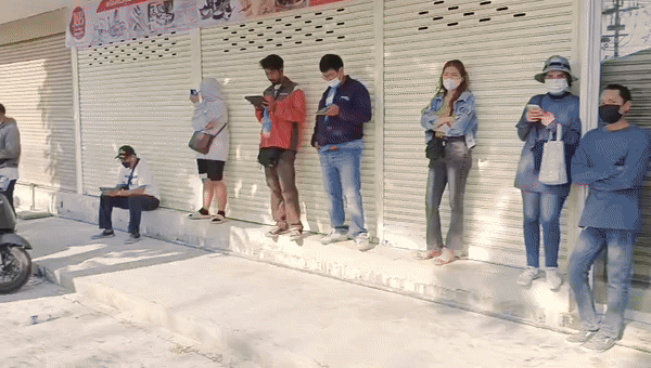    Обстановка возле разрушенного небоскрёба 28 марта в 12.30 по московскому времени. Видео Антона Дряничкина