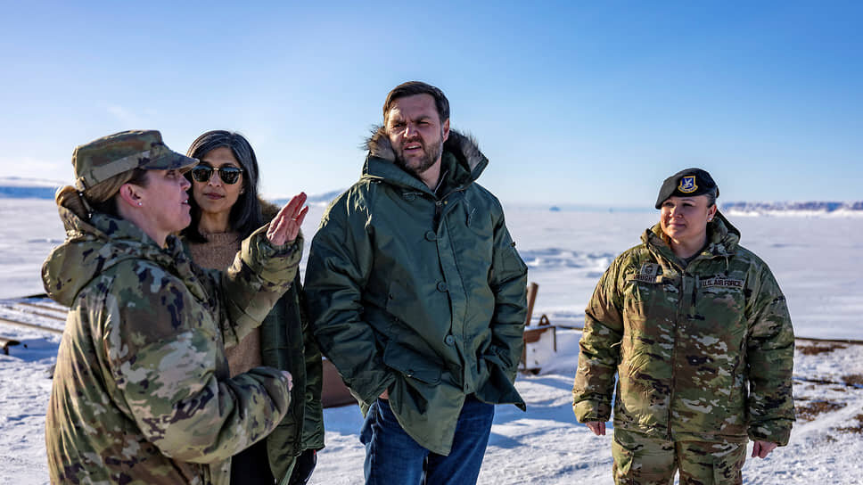 Джей Ди Вэнс (в центре) с женой Ушей в Гренландии .📷Фото: Jim Watson / Pool / Reuters