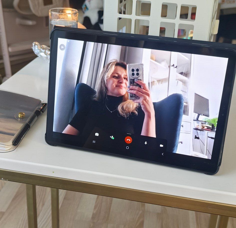 

Есть стереотип, что встречи с психологом оффлайн эффективнее. Стереотип.

Как лучше? Конечно же: как Вам комфортнее, так и лучше.

1. Онлайн-консультация занимает 1,5-2 часа. Оффлайн с учётом дороги - до 4-х. Весомый аргумент.

2. Стоимость. У некоторых специалистов разная стоимость на онлайн- и оффлайн-сессии. У меня единая стоимость 1сессии.

3. Обстановка. Для онлайн-встречи нужно организовать себе безопасное пространство с отсутствием посторонних в комнате/кабинете. Для оффлайн - за Вас эту задачу решит Ваш специалист. Плюс. В музейной арт-терапии само пространство музея благотворно влияет на клиента: самый банальный пример - мама в декрете вышла в свет одна! Двойная порция эндорфинов.

4. Отношения со специалистом. Если Вы знаете, что у Вас есть трудности с доверием - подумайте, как будет комфортнее - онлайн или оффлайн. Если Вы склонны считывать много информации с оппонента и анализировать его даже из позиции клиента - лучше онлайн для концентрации на своей терапии. Тоже самое, если есть проблемы с концентрацией - в каком случае будет легче?

Главное помнить: и онлайн, и оффлайн терапия эффективны одинаково, если Вам комфортно. 


Личный пример: индивидуальная терапия у меня проходит онлайн из-за моего беспокойного ума и любви к анализу человека рядом сидящего, также из-за нарушения построения доверительных отношений - только несколько месяцев назад я поняла, что теперь могу перейти в оффлайн, мне будет безопасно, до этого чувство безопасности давали расстояние и экран - отделение от собеседника. Плюс экономия времени.
Групповая терапия у меня проходит гораздо реже и если есть оффлайн-группы, с удовольствием иду - это в том числе про выход в свет.



А как Вы предпочитаете заниматься с психологом или арт-терапевтом? ⤵️⤵️⤵️
