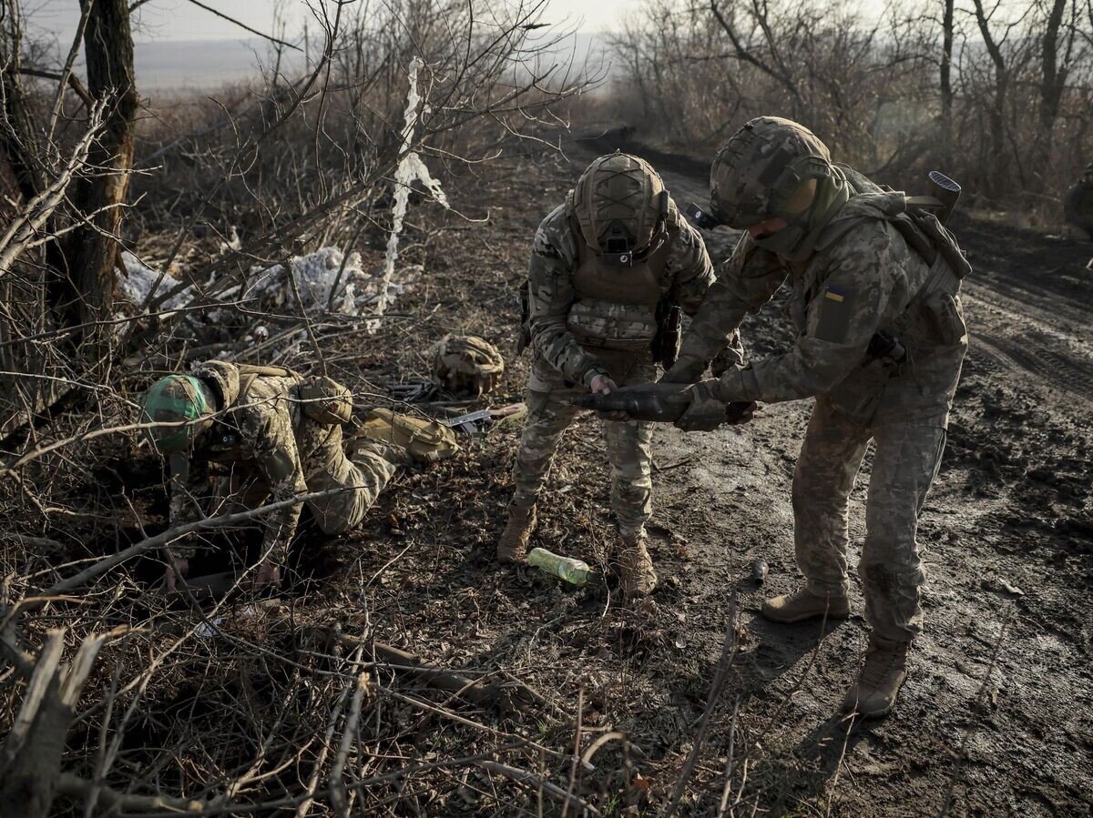    Украинские военные возле фронтовой зоны в районе Часова Яра© AP Photo / Oleg Petrasiuk