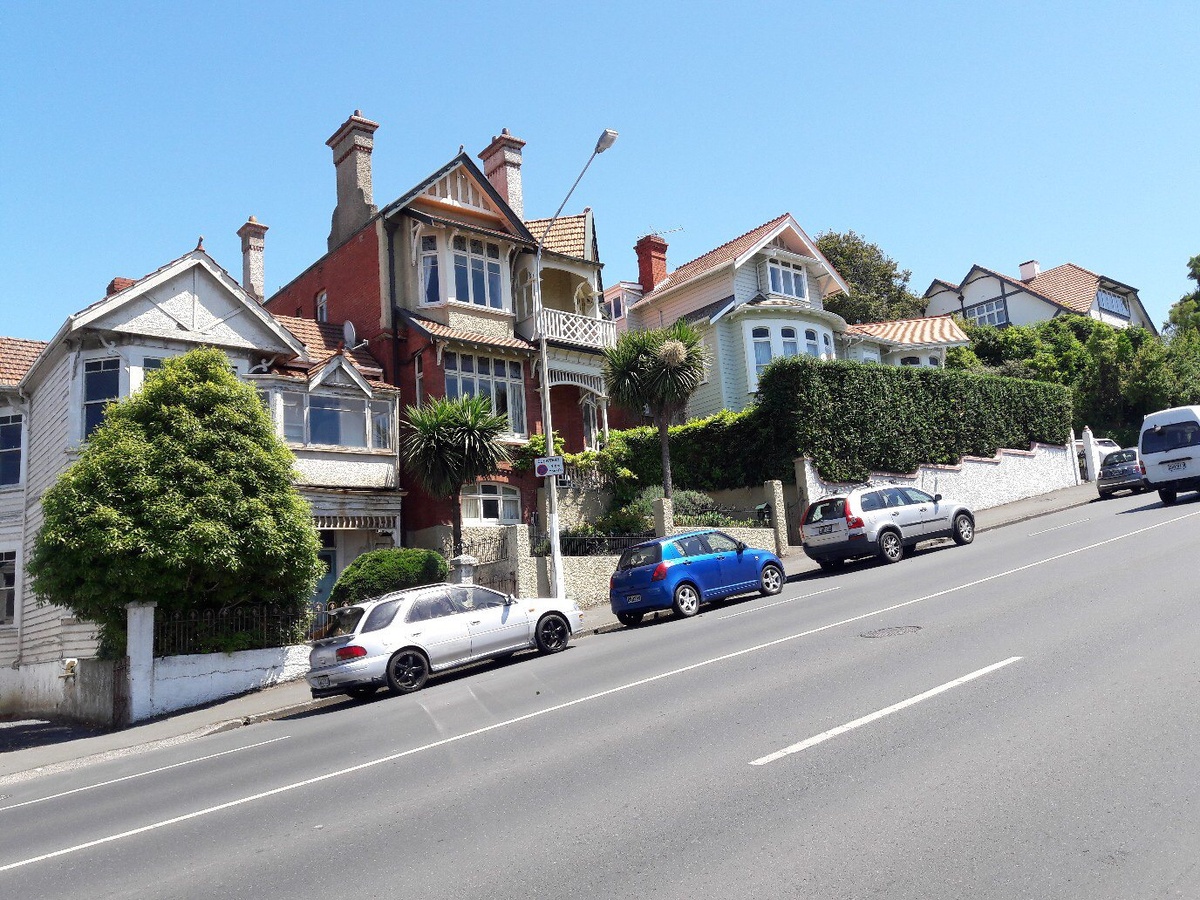 Самая крутая улица в мире - в Данидине. Главный навык, которым вы должны владеть в совершенстве, - трогаться с места в гору.