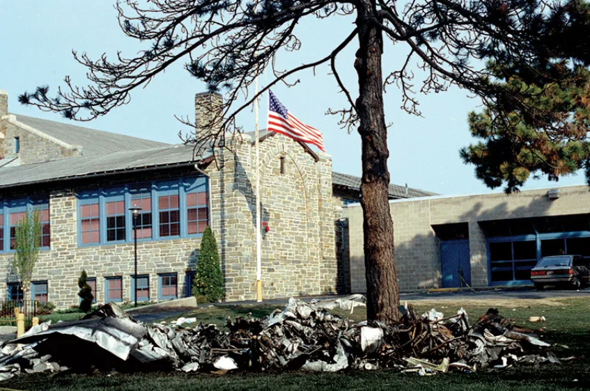 Обломки самолёта Piper Aerostar компании Heinz лежат на лужайке перед начальной школой Мерион. (Main Line Today)
