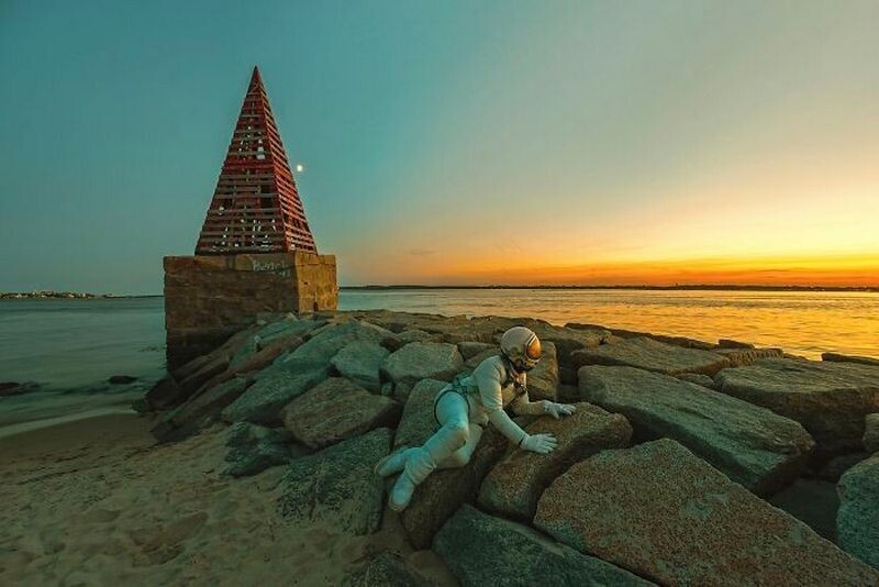    14 фото об одиночестве: космонавт и заброшенные здания, которые стали его тюрьмой