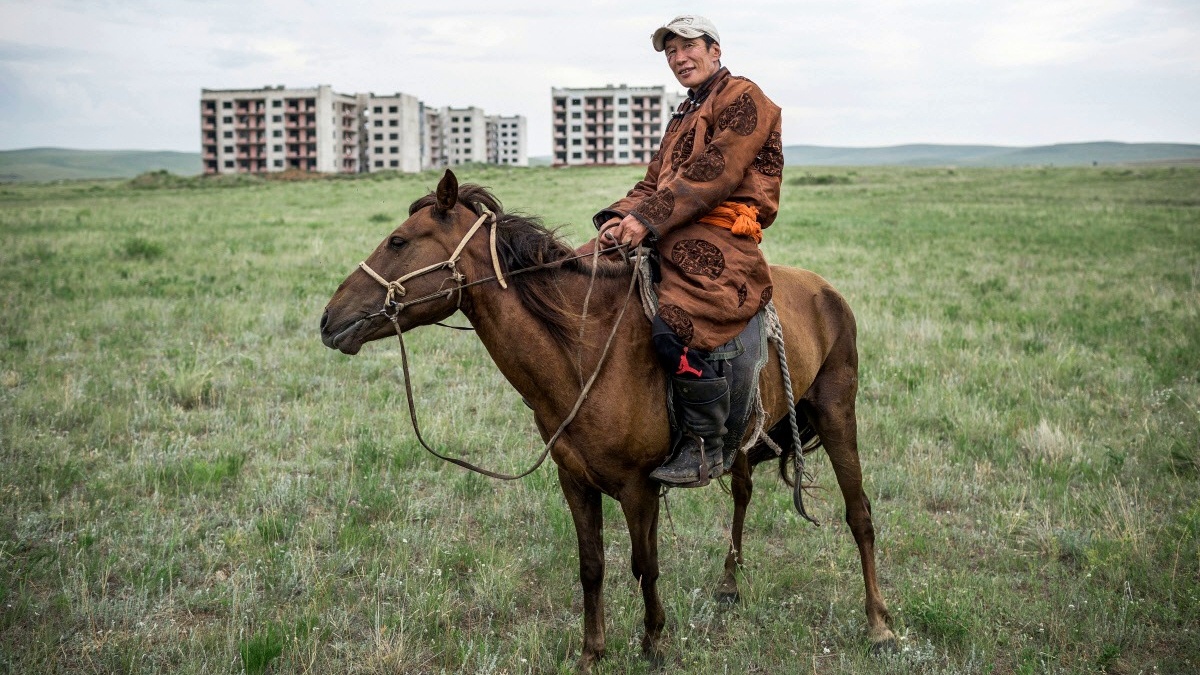 Единственный «житель» Дорнода — пастух Батор, чья семья живет рядом с покинутым городом/ © vokrugsveta.ru