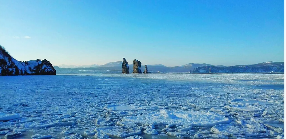 Авачинская бухта. Скалы Три Брата.  Фото:  welcometokamchatka.ru