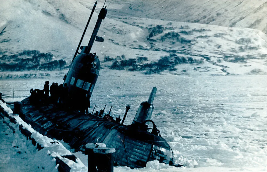 Это другая лодка, это Б-855. В таком же льду, но в другом месте.  Фото автора.