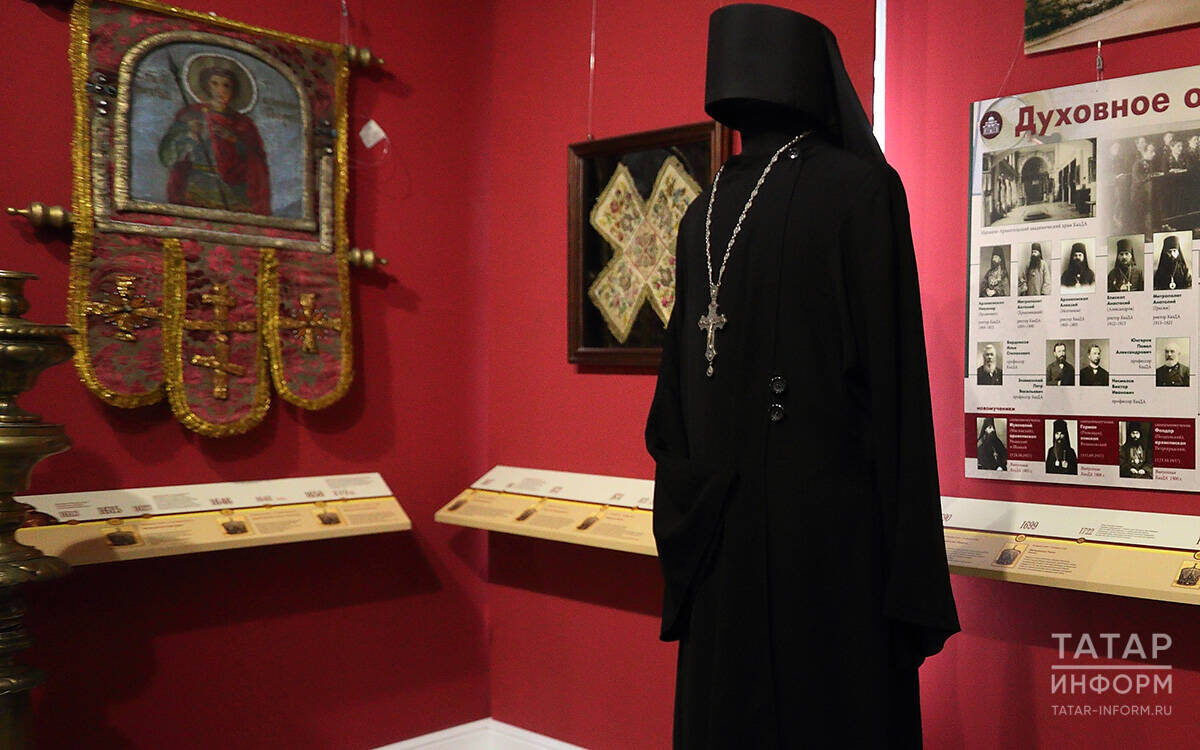 Одеждой называют подрясник, который надевается на брюки и рубашку. Сверху надевается ряса, у которой длинные рукаваФото: «Татар-информ»