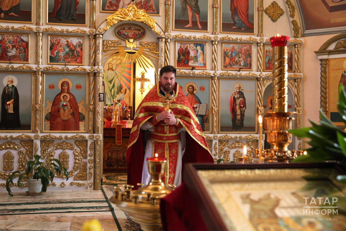 «Есть священники, которые чередуют подрясники под цвета богослужебного года: есть белые подрясники, красные, зеленый. Если у батюшки есть такая возможность – пожалуйста»Фото: © «Татар-информ»