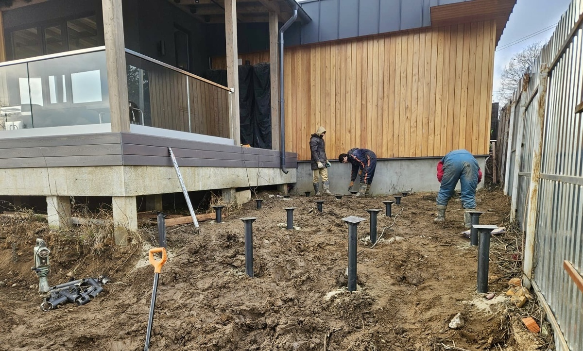 Сваи выступают на разную высоту над грунтом чтобы компенсировать перед высоты