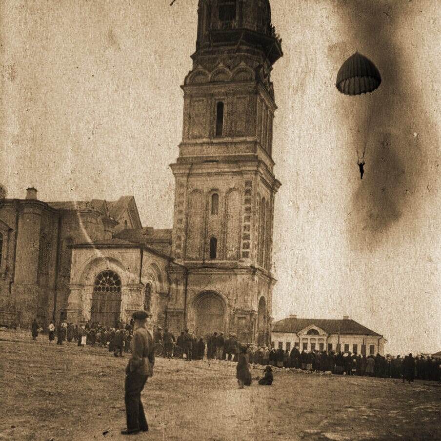 г. Касимов. пл. Соборная. Вознесенский собор. Тренировочный прыжок с парашютом с колокольни.  Фотография XX века.