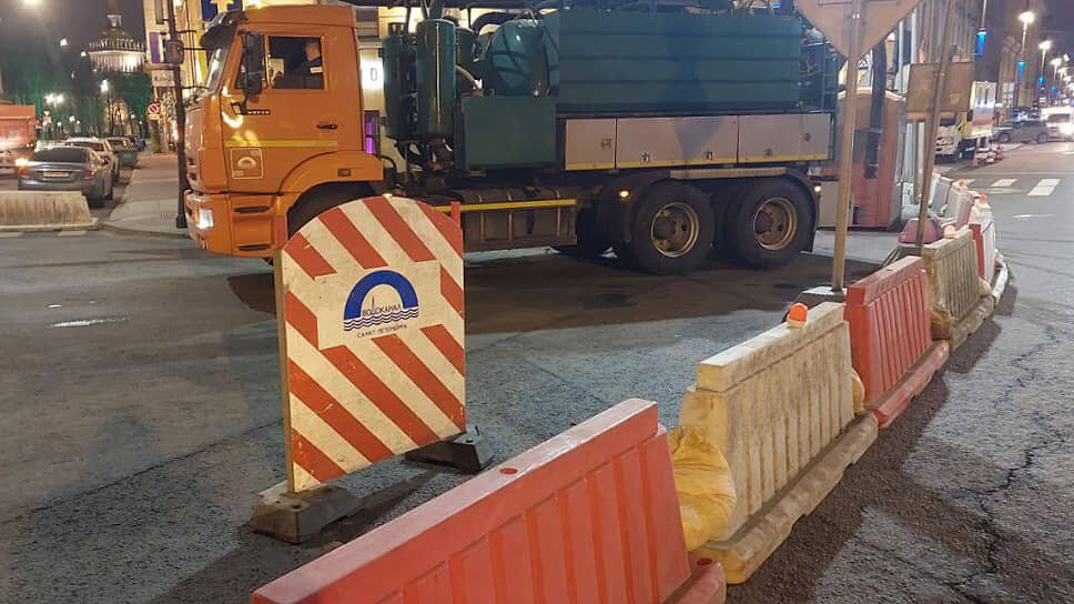 Сотрудники «Водоканала Санкт-Петербурга» устраняют последствия коммунальной аварии на Малой Морской улице.📷Фото: ГУП «Водоканал Санкт-Петербурга»