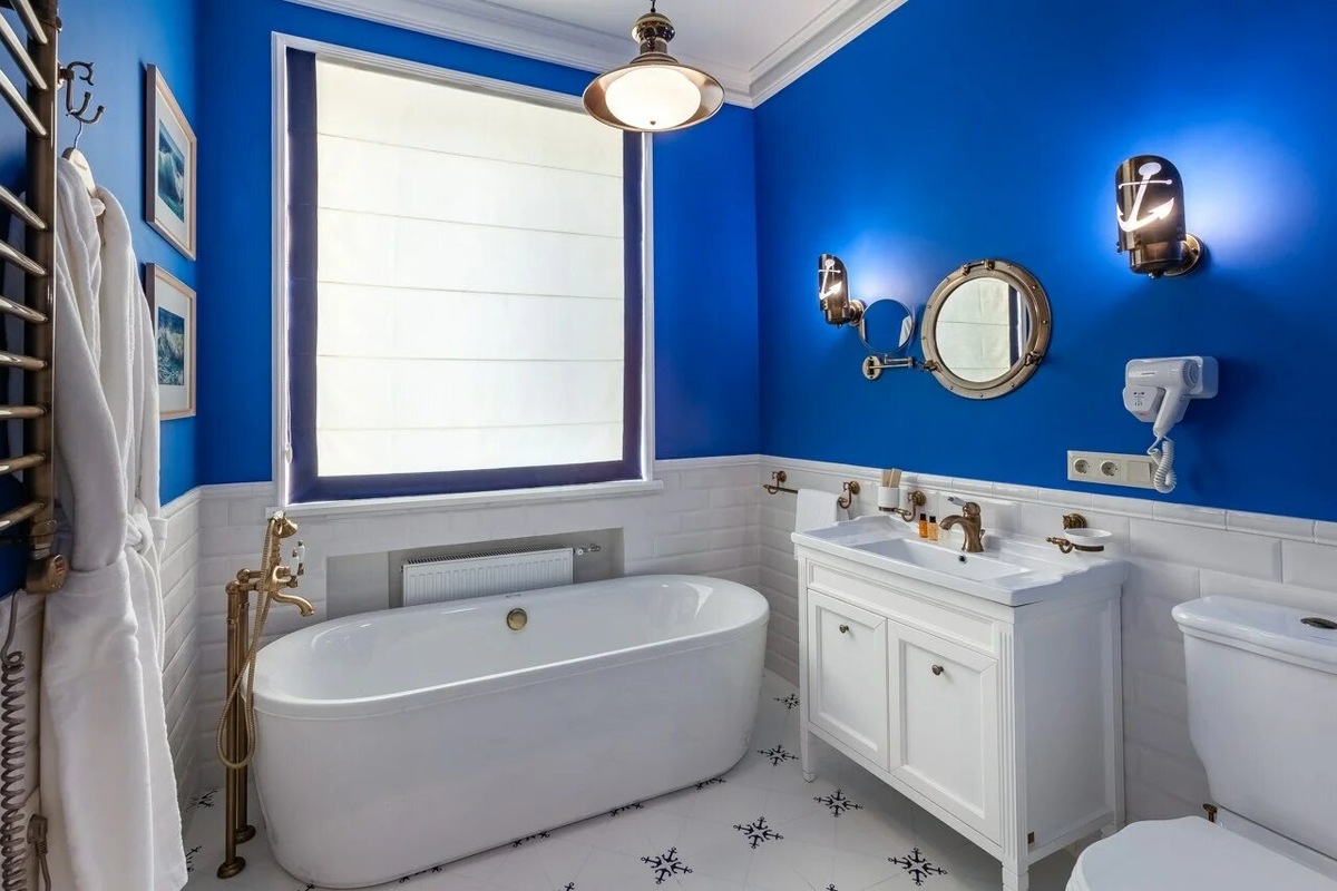 Номера оформлены в бело-синих тонах, чтобы создать атмосферу, полностью соответствующую названию отеля. Фото: «Волна» / Яндекс Путешествия