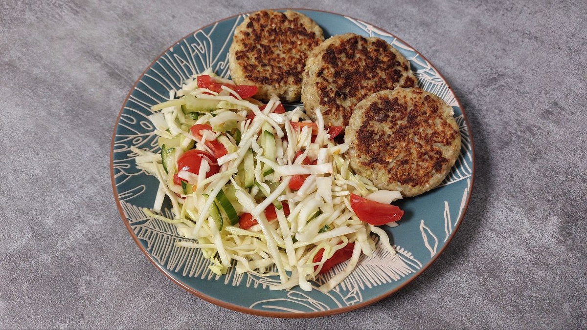 Фото автора: вариант ужина - овощной салат и котлетки из терпуга