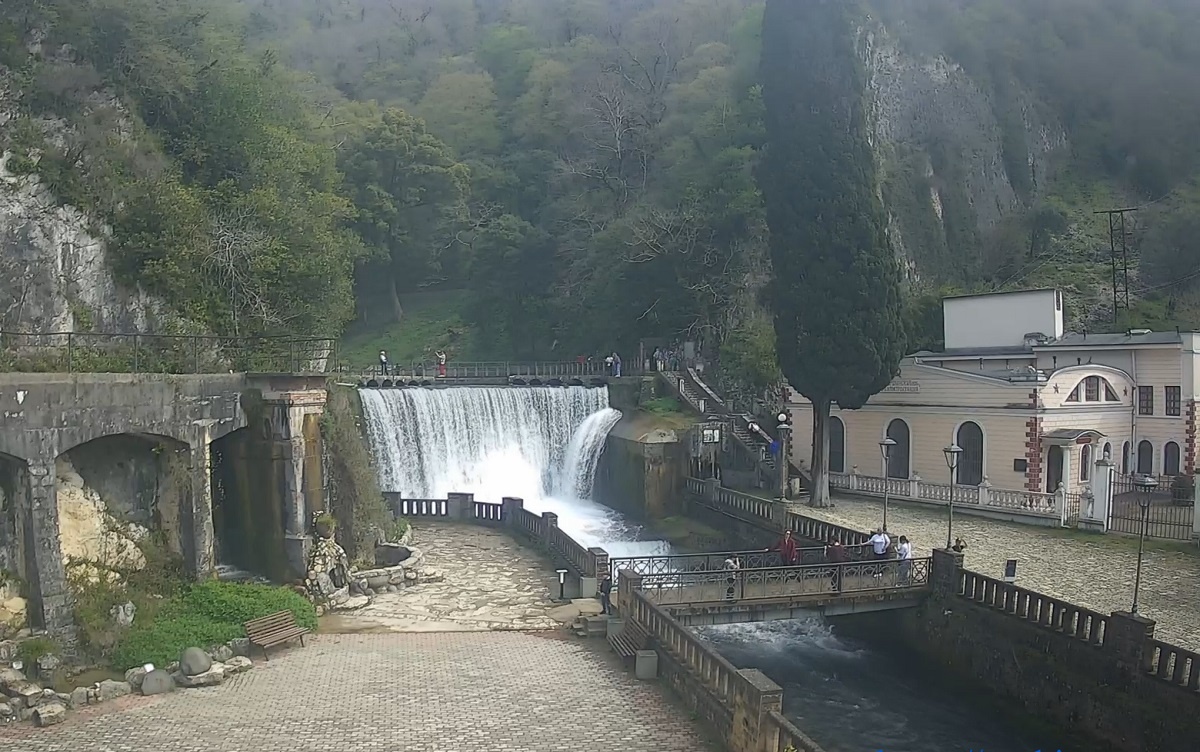 Рукотворный водопад в живописном уголке Абхазии – Новом Афоне