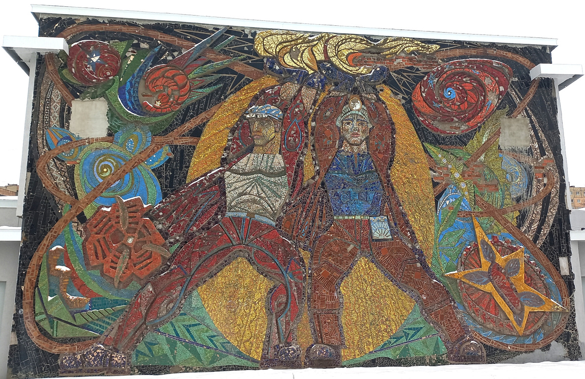 Металлург и шахтер. Мозаика на школе № 5 в Донецке. Фото 2025 год  