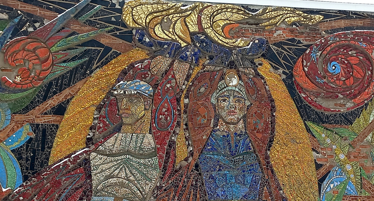 Металлург и шахтер. (фрагмент) Мозаика на школе № 5 в Донецке. Фото 2025 год  