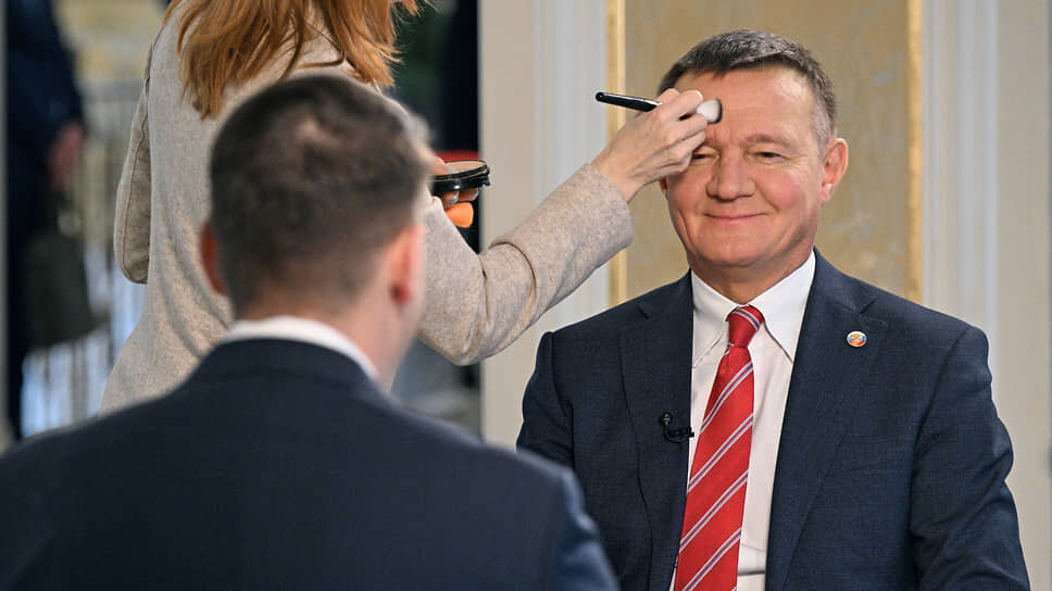 Министр транспорта РФ Роман Старовойт перед началом интервью в Совете федерации .📷Фото: Глеб Щелкунов / Коммерсантъ