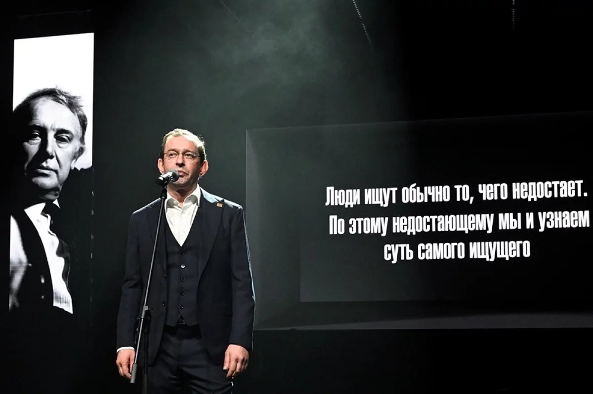    Художественный руководитель МХТ имени А. П. Чехова Константин Хабенский на торжественной церемонии награждения лауреатов «Премии Художественного театра».