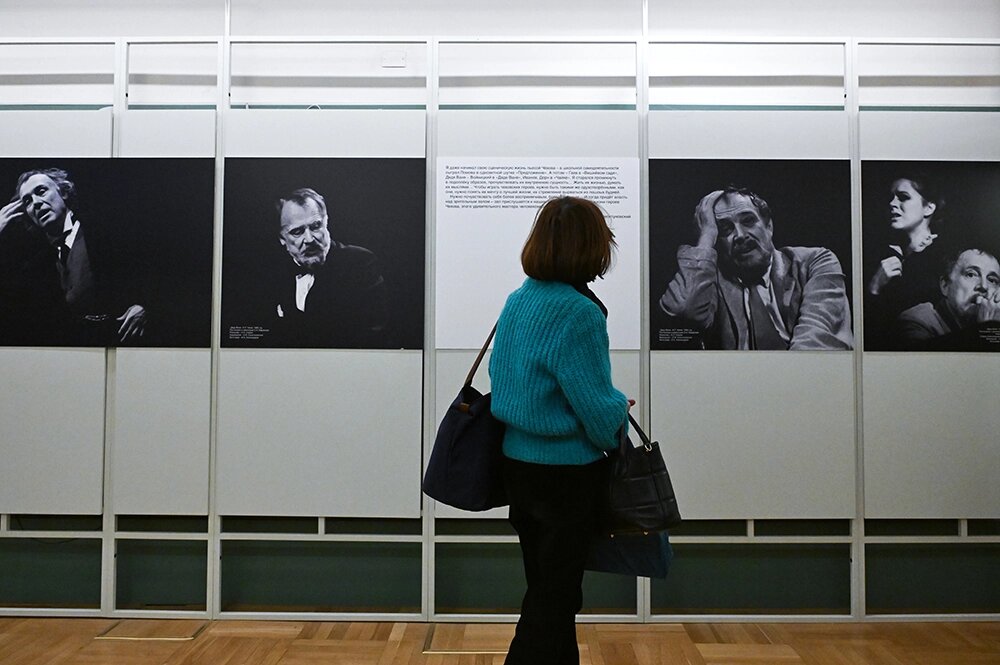    Выставка «Многоликий, но единственный», приуроченная к 100-летию со дня рождения Иннокентия Смоктуновского, в Зеленом фойе Московского художественного театра имени А. П. Чехова. Фото:  РИА Новости/ Кирилл Каллиников