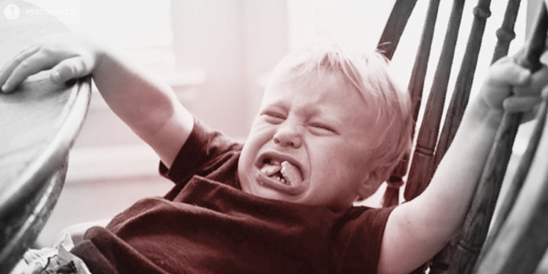 Могла бы и потерпеть... Девочка начала кататься по полу. В прямом смысле. По кафельному полу ресторана