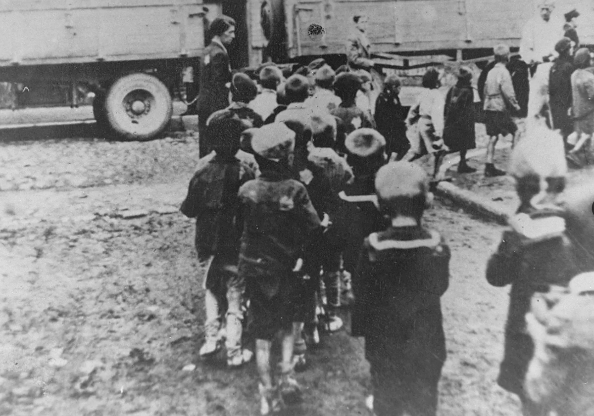 Депортация еврейских детей в Хелмно. Еврейские дети, депортируемые из Лодзинского гетто, Польша, в лагерь смерти Хелмно.